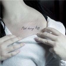 女性锁骨处的小巧英文纹身图片欣赏 